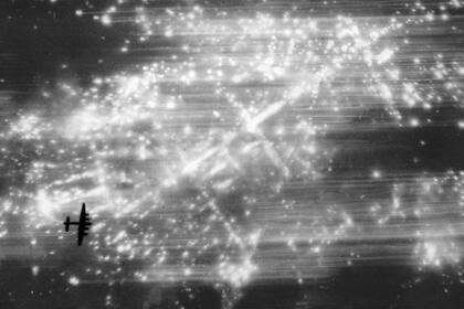 Aviones de la RAF británica lanzaron toneladas de bombas explosivas y de material incendiario