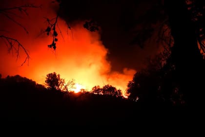 Aviones hidrantes y más de 250 bomberos combaten el fuego de las sierras cordobesas