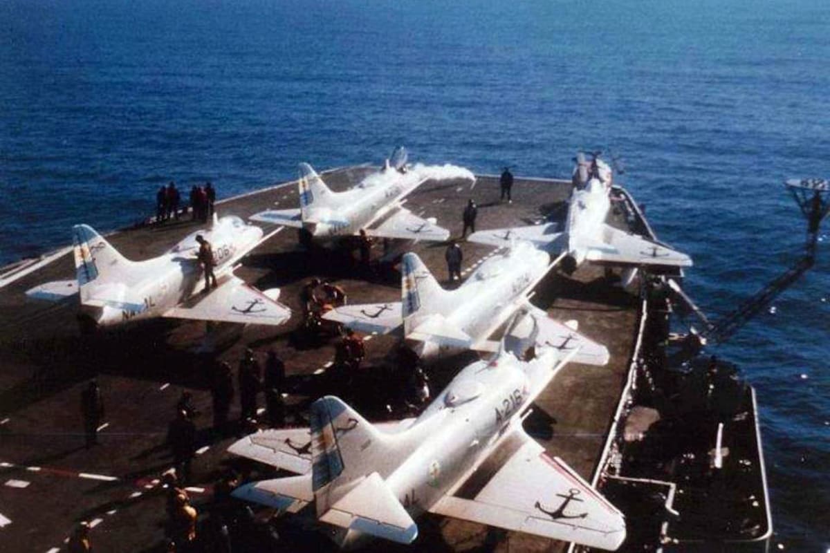 Aviones militares A4-AR, a bordo del portaaviones ARA 25 de Mayo