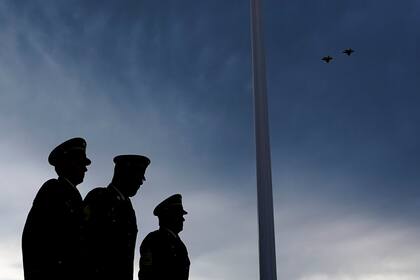 Aviones militares sobrevuelan la fiesta inaugural de la nueva serie Estados Unidos vs. Europa, por la Ryder, en Whistling Straits.