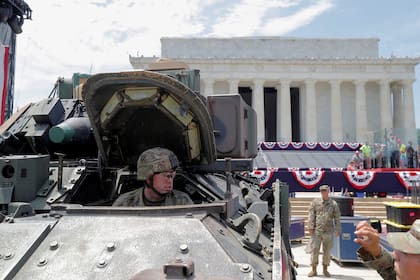 Trump está movilizando tanques, bombarderos y otras maquinarias bélicas