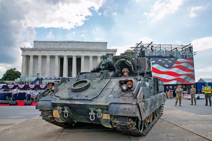Dos tanques Bradley fueron estacionados ayer cerca del Monumento a Lincoln, donde Trump hará su alocución por la festividad