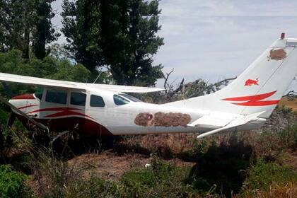 Avioneta de origen boliviano abandonada en un campo de Santa Fe