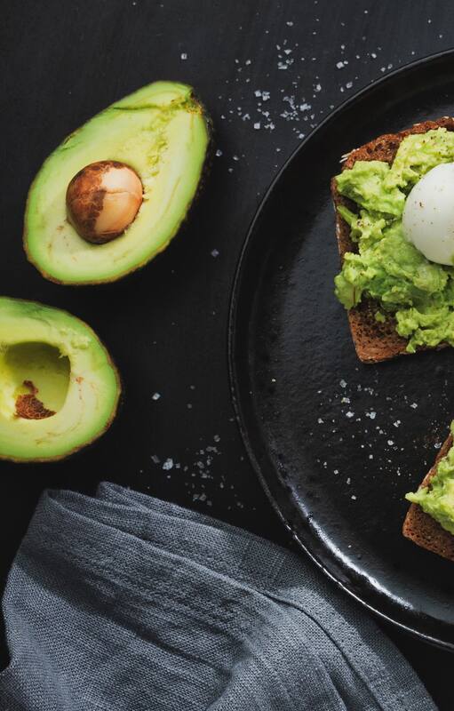 Avocado toast con huevos mollet