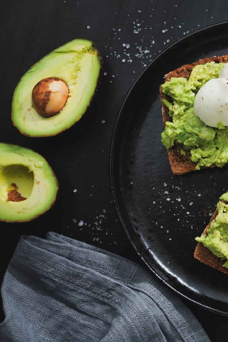 Avocado toast con huevos mollet