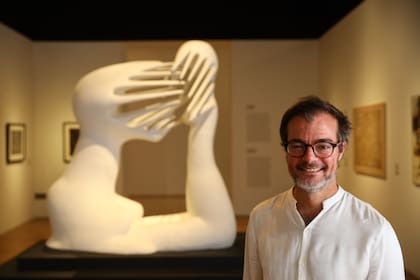 Avogadro sonriente frente a "Lo imposible", la obra de la escultora brasileña Maria Martins
