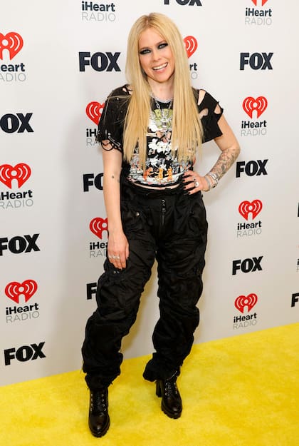 Avril Lavigne fue pura sonrisa al posar para los fotógrafos. En esta ocasión, la cantante optó por un atuendo bien rockero y descontracturado