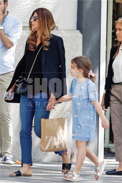 Madre e hija concentraron su paseo en el barrio de Salamanca e hicieron compras “low cost” en Zara y Massimo Dutti.