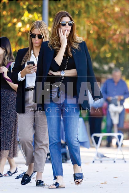 Juliana usó jeans boot-cut por encima del tobillo, sandalias negras, blazer y la clásica cartera de Chanel.
