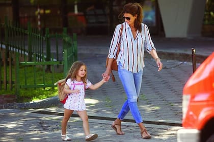 Juliana Awada con Antonia, el primer día de clase