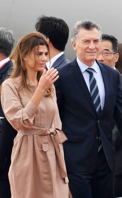 Juliana Awada llegó con vestido camisero camel, con moño delantero del lazo a la cintura
