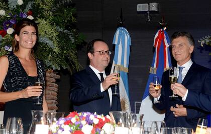 Awada, Hollande y Macri brindan anoche en el Museo del Bicentenario
