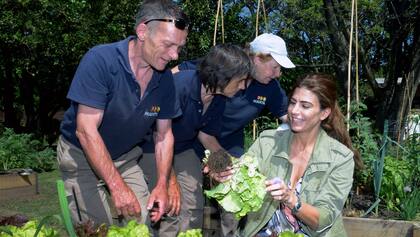 Awada trabaja en la huerta