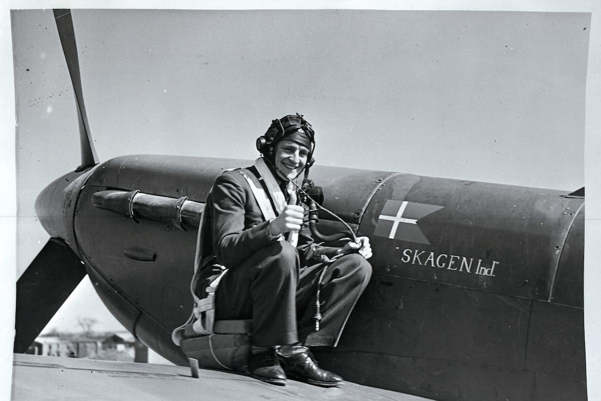 Axel Anders Svendsen encima del ala del Spitfire Mk.Vb (BL924) ‘SKAGEN Ind’. El 24 de abril de 1942 su vida sucumbió al ser derribado por el as alemán Ferdinand Galland hermano del reconocido as Adolf Galland. (Biblioteca Real de Copenhague).