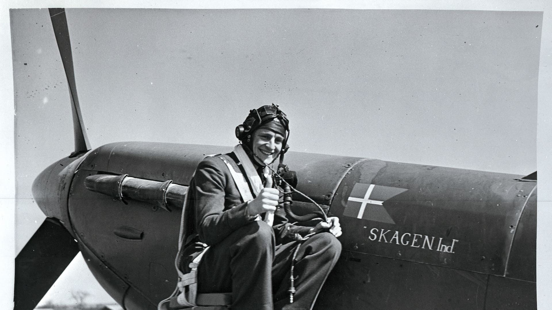 Axel Anders Svendsen encima del ala del Spitfire Mk.Vb (BL924) ‘SKAGEN Ind’. El 24 de abril de 1942 su vida sucumbió al ser derribado por el as alemán Ferdinand Galland hermano del reconocido as Adolf Galland. (Biblioteca Real de Copenhague).