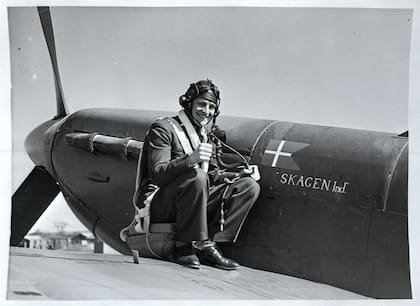 Axel Anders Svendsen encima del ala del Spitfire Mk.Vb (BL924) ‘SKAGEN Ind’. El 24 de abril de 1942 su vida sucumbió al ser derribado por el as alemán Ferdinand Galland hermano del reconocido as Adolf Galland. (Biblioteca Real de Copenhague).