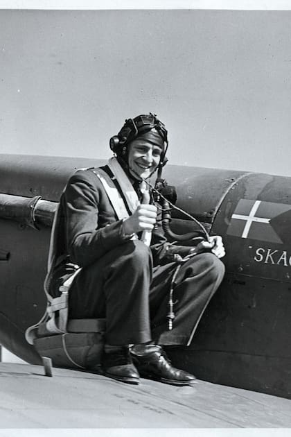 Axel Anders Svendsen encima del ala del Spitfire Mk.Vb (BL924) ‘SKAGEN Ind’. El 24 de abril de 1942 su vida sucumbió al ser derribado por el as alemán Ferdinand Galland hermano del reconocido as Adolf Galland.  (Biblioteca Real de Copenhague).