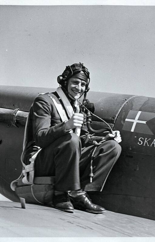 Axel Anders Svendsen encima del ala del Spitfire Mk.Vb (BL924) ‘SKAGEN Ind’. El 24 de abril de 1942 su vida sucumbió al ser derribado por el as alemán Ferdinand Galland hermano del reconocido as Adolf Galland. (Biblioteca Real de Copenhague).