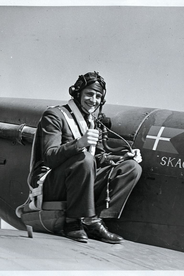 Axel Anders Svendsen encima del ala del Spitfire Mk.Vb (BL924) ‘SKAGEN Ind’. El 24 de abril de 1942 su vida sucumbió al ser derribado por el as alemán Ferdinand Galland hermano del reconocido as Adolf Galland. (Biblioteca Real de Copenhague).