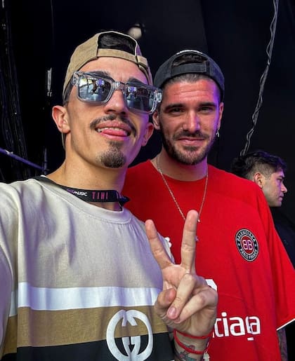 Axel Brian Eggestti, de 26 años, junto con Rodrigo De Paul.