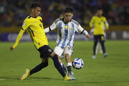 Axel Ceballos Vásquez pierde la disputa contra Jesús Polo Herrera; el seleccionado argentino fue superior a Ecuador, pero dejó el invicto en el Sudamericano Sub 17.