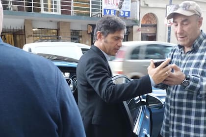 Axel Kicillof a la salida de su visita a Cristina Kirchner en San José 1111