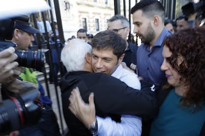 Axel Kicillof al llegar a la Casa de Gobierno de La Plata para reunirse con María Eugenia Vidal