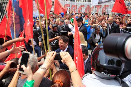 Axel Kicillof al salir de la casa de gobierno