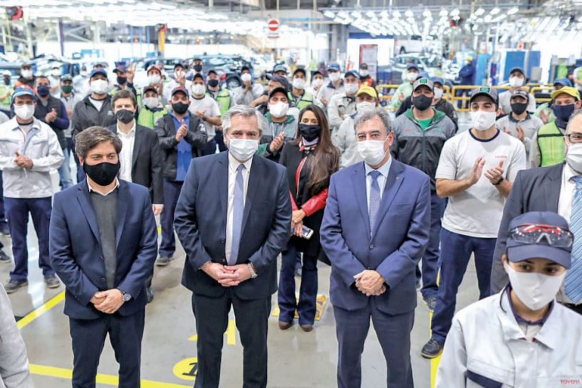 Axel Kicillof, Alberto Fernández y Daniel Herrero, titular de Toyota