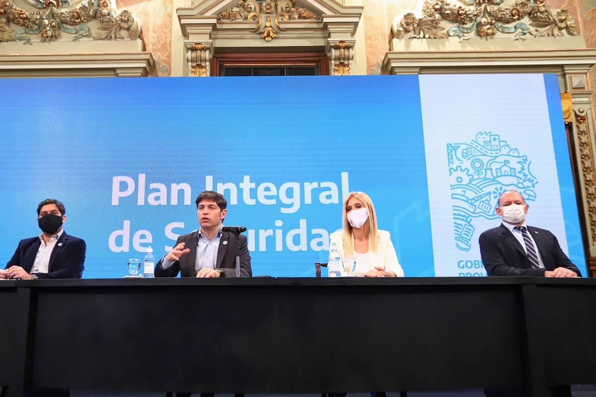 Axel Kicillof anunció que el nuevo salario mínimo para la policía bonaerense será de $44.000