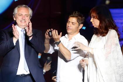 Axel Kicillof asume la gobernación de la provincia de Buenos Aires con el respaldo de Alberto y Cristina