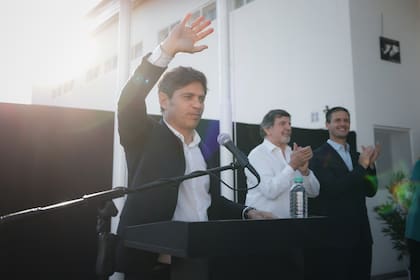 Axel Kicillof, ayer, en San Vicente; hoy busca que la Legislatura lo habilite a tomar deuda