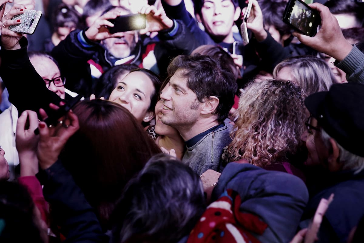 Axel Kicillof busca el contacto directo con la gente, donde lo tratan como un rock star