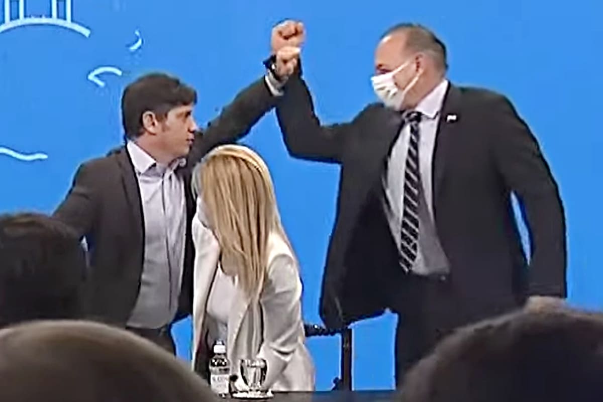 Axel Kicillof celebró con Sergio Berni al terminar la conferencia en la que anunció el aumento a los policías