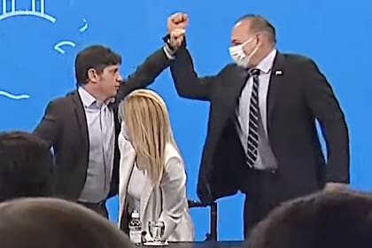 Axel Kicillof celebró con Sergio Berni al terminar la conferencia en la que anunció el aumento a los policías