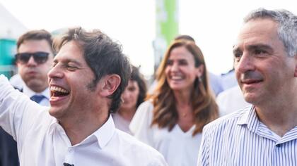 Axel Kicillof con Andrés "Cuervo" Larroque y Victoria Tolosa Paz
