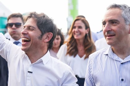 Axel Kicillof con Andrés "Cuervo" Larroque y Victoria Tolosa Paz