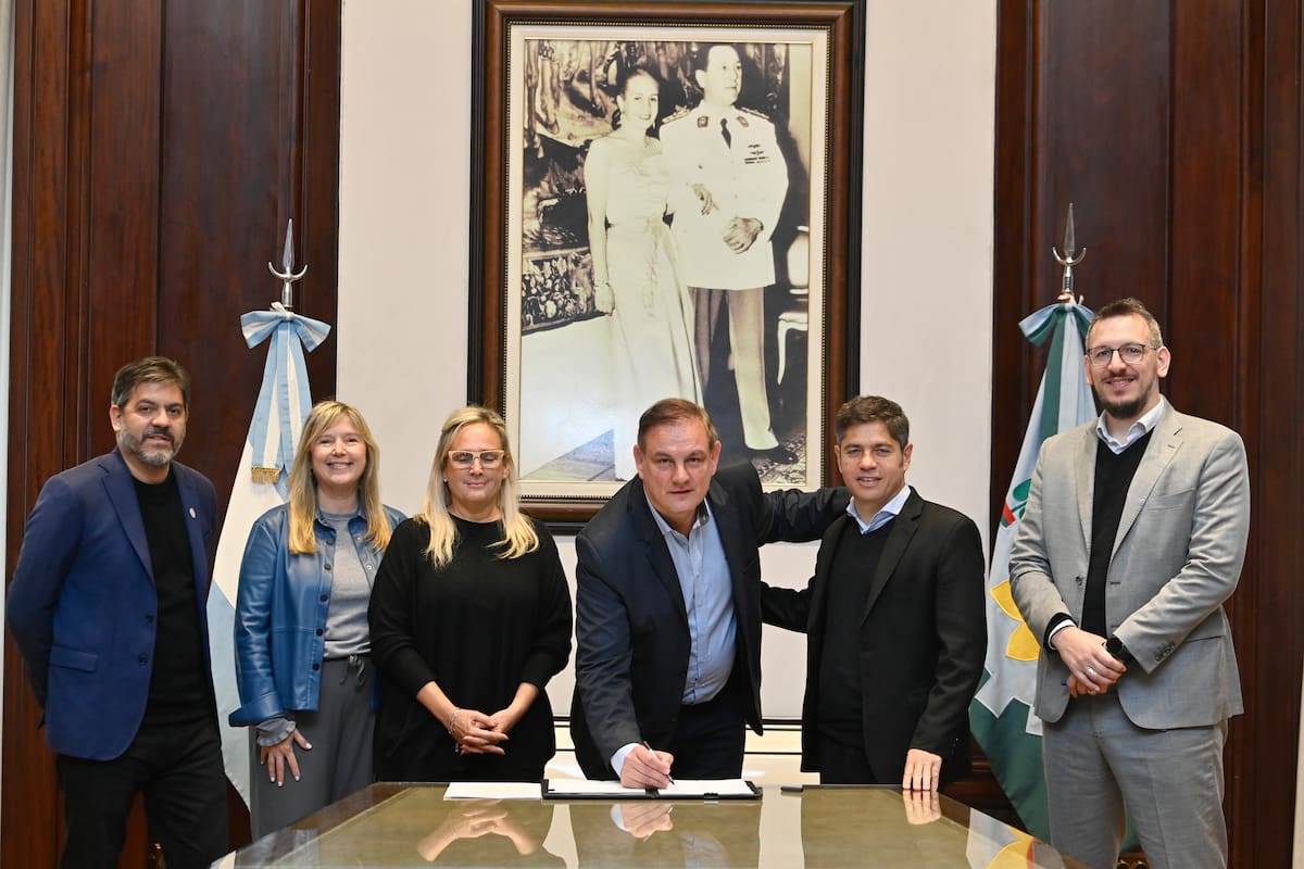 Axel Kicillof con el presidente del foro de intendentes radicales, Maximiliano Suescun.