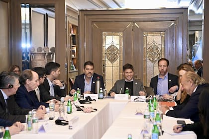 Axel Kicillof con empresarios, entre ellos José Luis Manzano, el martes en Nueva York