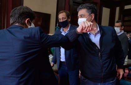 Los intendentes de Pro Jorge Macri y Julio Garro, en una reunión con Axel Kicillof