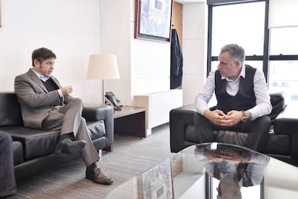 Axel Kicillof con Yamandú Orsi, en Uruguay