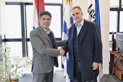 Axel Kicillof con Yamandú Orsi, en Montevideo.