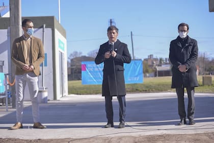 Axel Kicillof durante su discurso en Junín; de fondo se escuchaba la protesta
