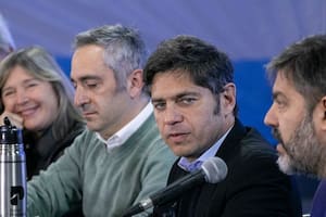 Kicillof ya admite un “punto de quiebre” con el kirchnerismo, pero ordenó no contestarle a Máximo