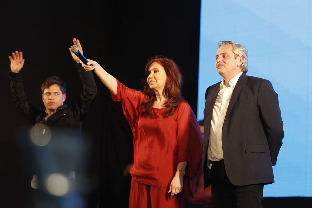 Axel Kicillof, electo gobernador, junto a la fórmula presidencial ganadora, Alberto Fernández y Cristina Kirchner