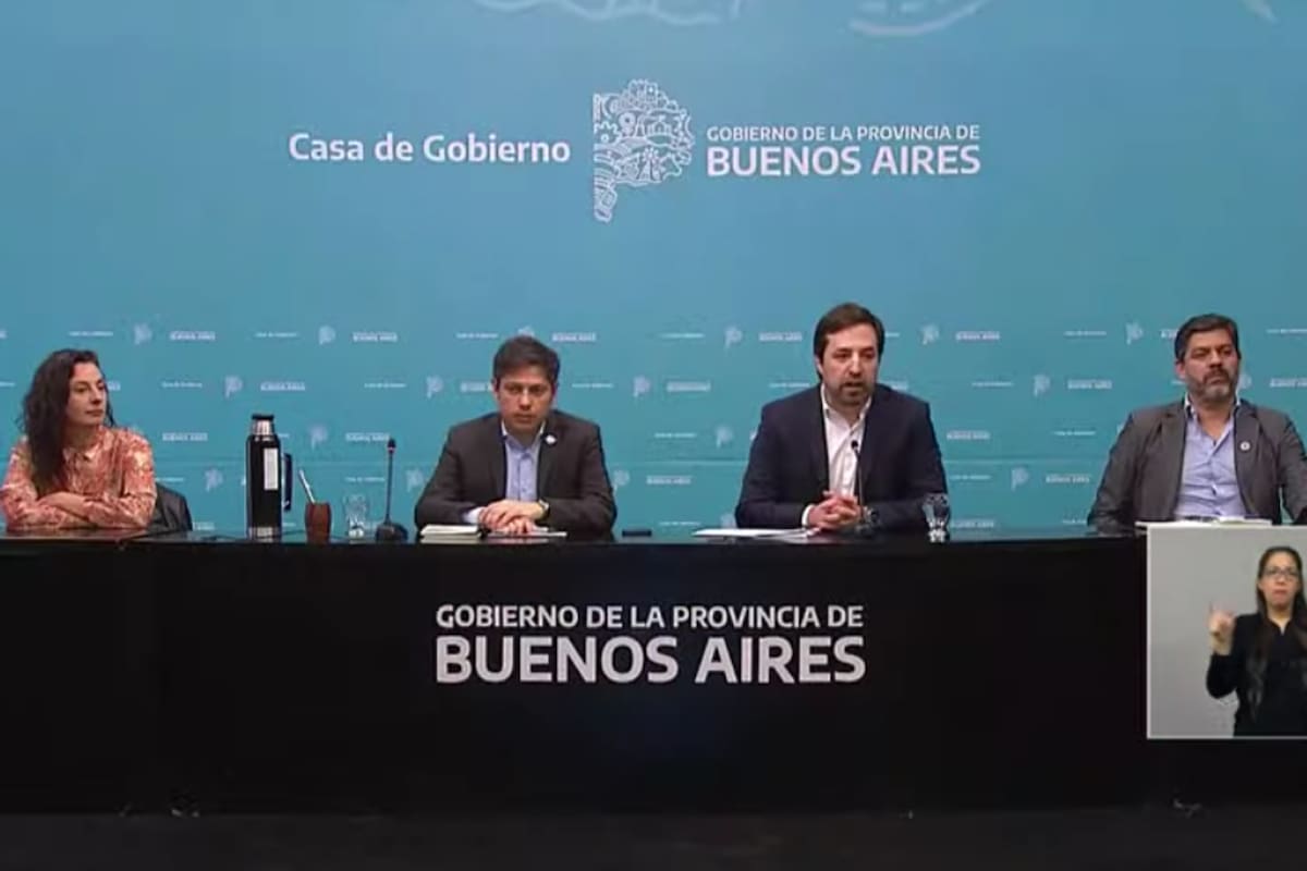 Axel Kicillof en conferencia de prensa junto a los ministros de Gobierno, Carlos Bianco, y de Salud, Nicolás Kreplak