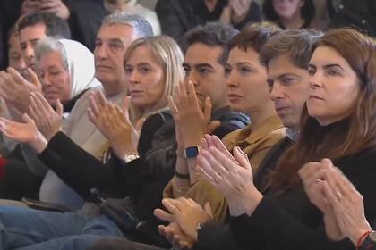 Axel Kicillof en el acto en Matheu, flanqueado por las intendentas Mayra Mendoza (Quilmes, La Cámpora) y Mariel Fernández (Moreno, Movimiento Evita)