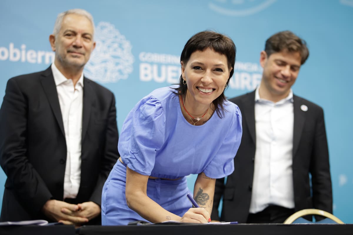 Axel Kicillof en la Casa de Gobierno con Julio Alak y la intendente de Quilmes, Mayra Mendoza