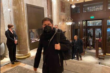 Axel Kicillof en la llegada al hotel en Moscú donde consiguió el "souvenir" de Cristina