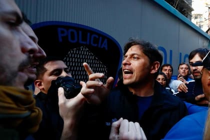 Axel Kicillof en la zona del vallado durante la manifestación en apoyo a la vicepresidenta Cristina Kirchner